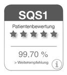 Das Bild zeigt eine Patientenbewertung mit einer Gesamtbewertung von fünf Sternen. Es wird eine Weiterempfehlungsquote von 99,70 % angezeigt.