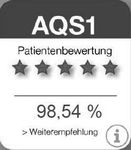 Das Bild zeigt eine Patientenbewertung für "AQS1" mit fünf Sternen. Die Gesamtbewertung beträgt 98,54 %. Ein Hinweis zur Weiterempfehlung ist ebenfalls enthalten.
