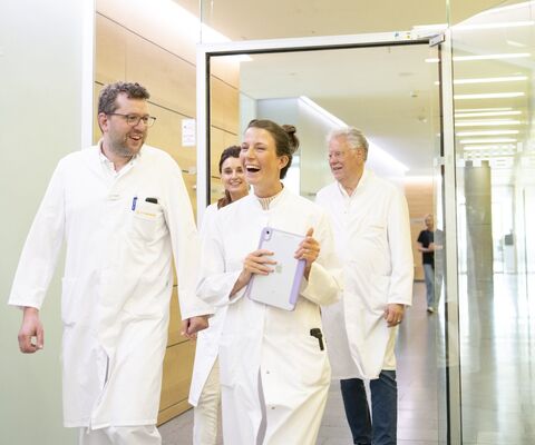 Ärzteteam Flur – PAN Klinik Ärzteteam der PAN Klinik Köln geht gemeinsam durch den Klinikflur