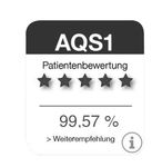 Eine Bewertung für AQ1 zeigt eine Patientenbewertung von 99,57 % mit fünf schwarzen Sternen. Ein Hinweis zur Weiterempfehlung ist vorhanden.