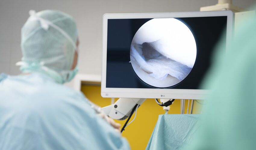 Arthroskopie am OP-Monitor – PAN Klinik Arthroskopie-Bild auf dem OP-Monitor in der PAN Klinik