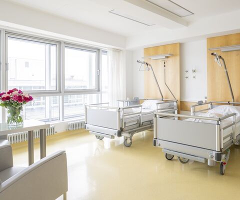 Betten Patientenzimmer – PAN Klinik Betten in Patientenzimmer auf der Station Etage 6 in der PAN Klinik mit Domblick