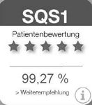 Das Bild zeigt eine Patientenbewertung mit einer Gesamtbewertung von fünf Sternen. Es wird eine Empfehlungsquote von 99,27 % angegeben.
