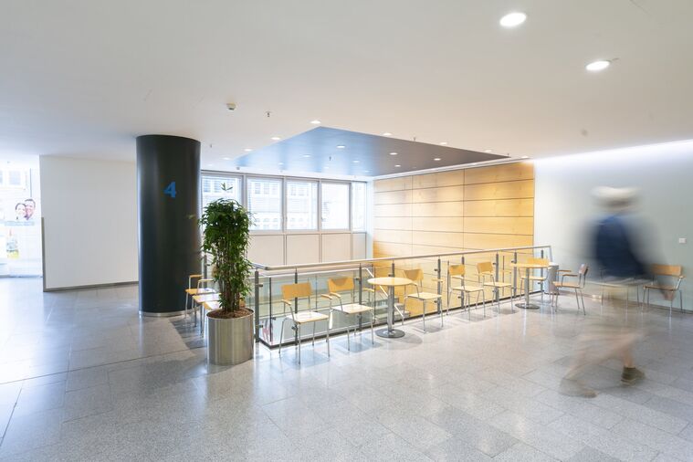 Wartebereich – PAN Klinik Wartebereich auf der Etage 4 im Foyer der PAN Klinik