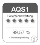 Das Bild zeigt eine Bewertung mit fünf Sternen für Patienten. Die Gesamtbewertung beträgt 99,57 % und es gibt einen Hinweis auf eine Weiterempfehlung.